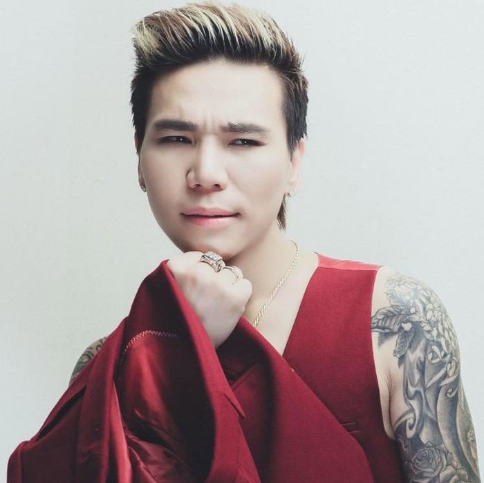 Bên cạnh hình xăm khủng, gần như phủ kín cơ thể, giới "giang hồ" tham gia show chửi cũng phải khoe thêm vòng vàng, xuyến bạc ngoại cỡ trên cổ, trên tay, chân và đặc biệt là chiếc răng nanh lợn rừng ngoại cỡ đeo ở cổ.