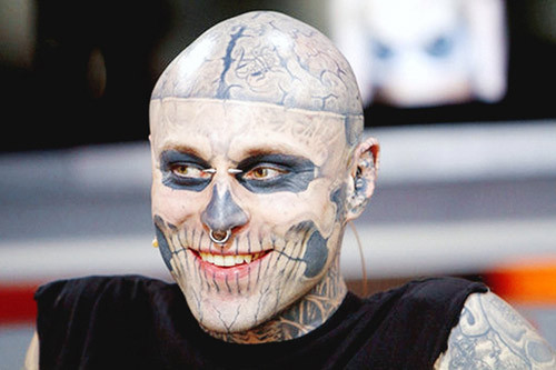 Rick Genest là một nghệ sĩ kiêm người mẫu thời trang quốc tịch Canada, đã chọn xăm lên cơ thể những hình kỳ dị và biến mình trở thành “xác sống di động”.