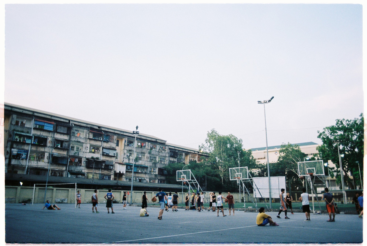 Ngoài ra VNU còn có 1 khu liên hợp thể thao đa năng với sân bóng rổ, đường chạy điền kinh, sân bóng đá và 1 nhà thi đấu hiện đại.