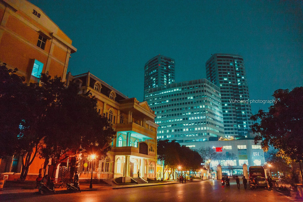 Một góc khác của VNU khi nhìn từ trong ra ngoài, cứ ngỡ đang đi du học ở thành phố nào ở Hàn Quốc.