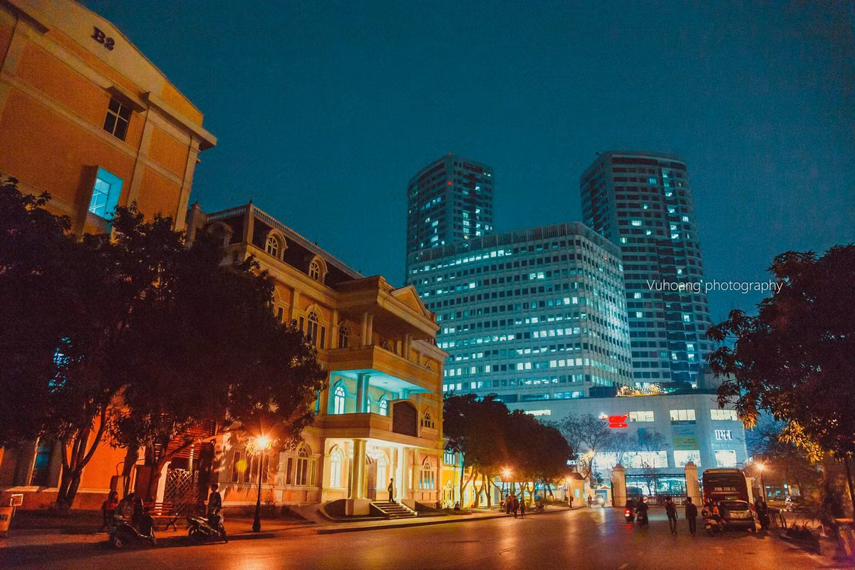 Một góc khác của VNU khi nhìn từ trong ra ngoài, cứ ngỡ đang đi du học ở thành phố nào ở Hàn Quốc.