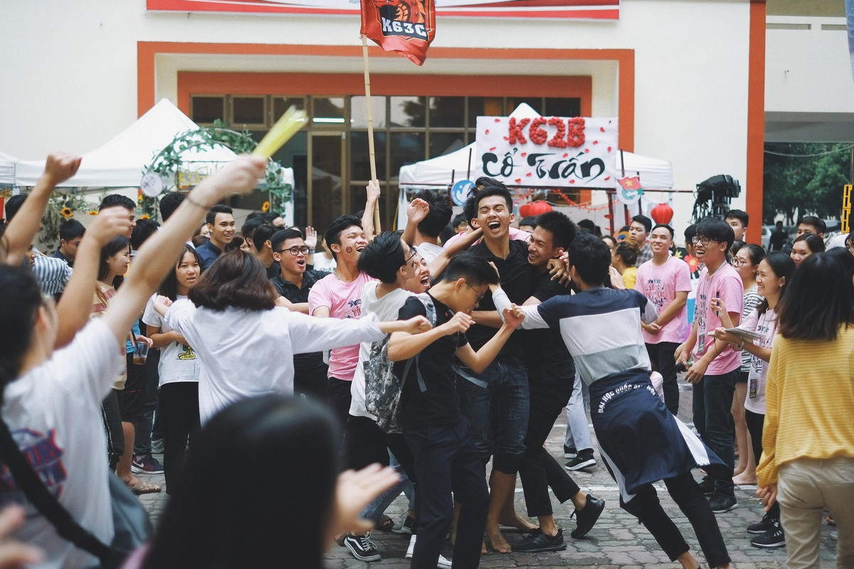 Theo nhiều người vui tính thì tính toán rằng với 300.000 kiểu ảnh trong 4 năm thì tính ra mỗi ngày, nam sinh khoa Luật - Đình Hoàng chụp hơn… 200 kiểu.