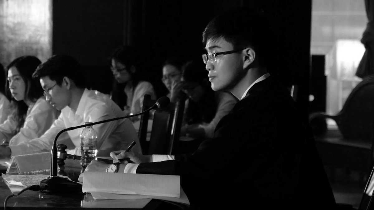 Đình Hoàng chia sẻ về bộ ảnh của mình rằng: ""4 năm của tôi ở VNU (Đại học Quốc gia Hà Nội), trên vai vài chiếc ảnh, dăm ba cái điện thoại lang thang, hơn 300.000 tấm ảnh và 1 balo đầy những ký ức về thời sinh viên. Một cái dép có thể đi vài tháng, một cái áo mặc vài năm nhưng một bức ảnh có giá trị là mãi mãi".