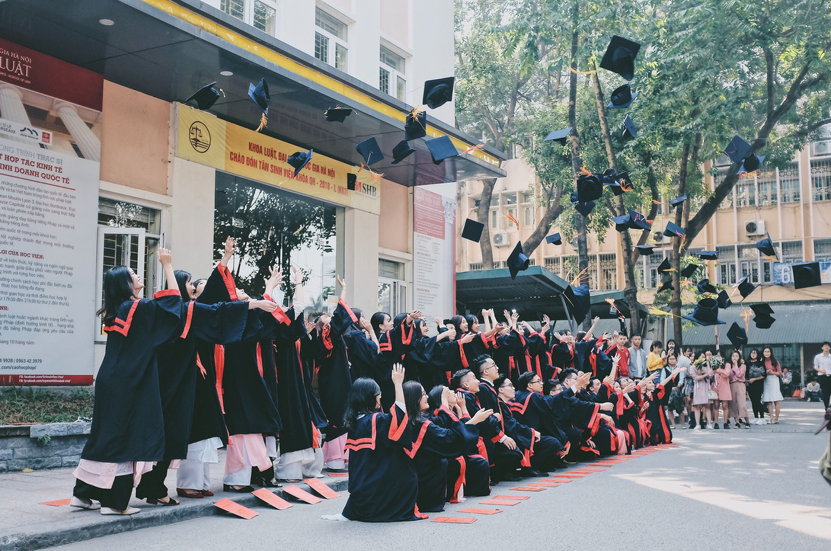 Cụ thể, chàng nam sinh khoa Luật được CĐM nhắc tới đó là Vũ Đình Hoàng (cựu sinh viên khoa Luật Đại học Quốc gia Hà Nội). Anh chàng này đã lưu giữ lại những năm tháng sinh viên qua bằng hơn 300.000 bức ảnh về ngôi trường của mình.
