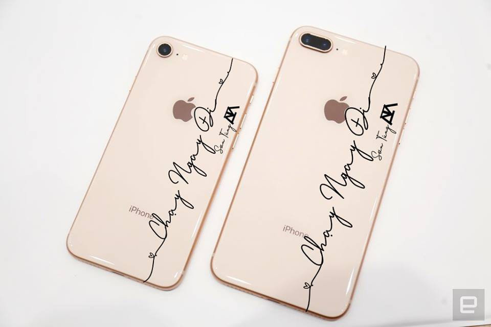 Phổ biến nhất đó chính là mặt hàng quần áo, mũ có slogan "Chạy ngay đi" được các bạn trẻ nhất là các Sky (tên fandom của Sơn Tùng) yêu thích.