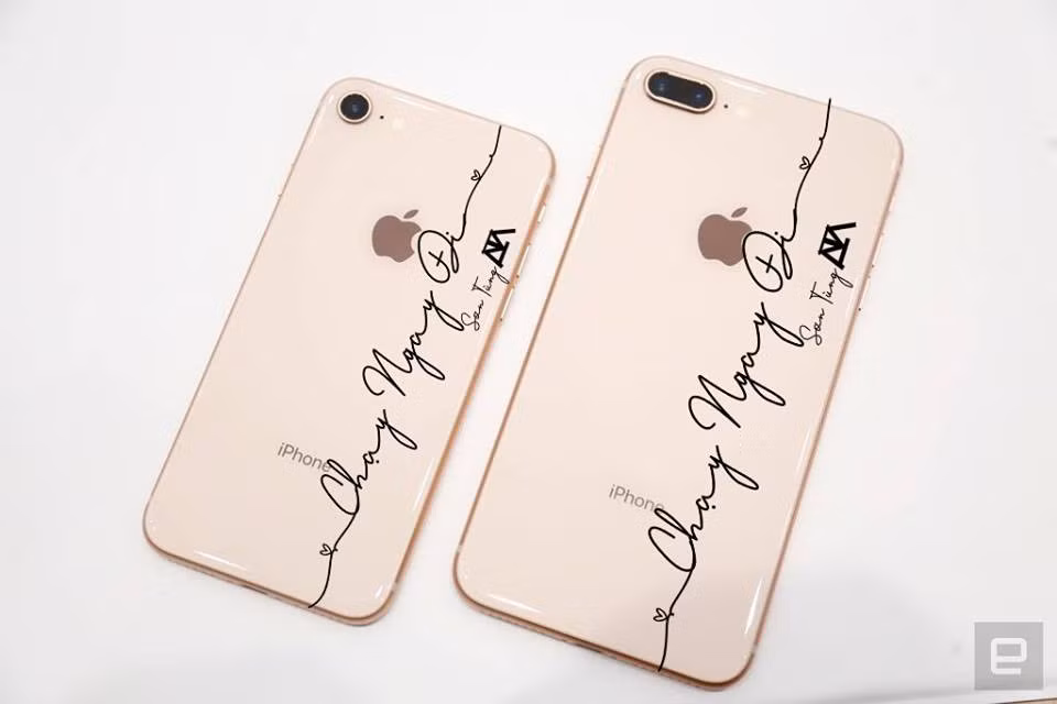 Phổ biến nhất đó chính là mặt hàng quần áo, mũ có slogan "Chạy ngay đi" được các bạn trẻ nhất là các Sky (tên fandom của Sơn Tùng) yêu thích.