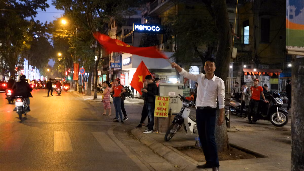 Còn với anh Minh Tuấn (SN 1979 tại Hà Nội) cho biết: "Lọt vào tới vòng tứ kết đã là một kì tích của U23 Việt Nam, nhưng các cầu thủ và HLV Park Hang Seo còn làm được điều chẳng NHM Việt Nam nào có thể mơ được đó là trận chung kết của sân chơi danh giá bậc nhất châu lục dành cho lứa tuổi Olympic. Là một người dân Việt Nam tôi vô cùng tự hào và sung sướng với thành tích này của các cầu thủ đã tạo ra".