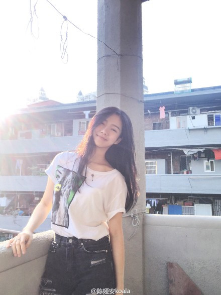 Gây ấn tượng cho người nhìn bằng mái tóc dài, vóc dáng cao ráo, thanh mảnh ra dáng Koala Thiến Thiến đã đốn đổ tim của rất nhiều cư dân mạng Trung Quốc.