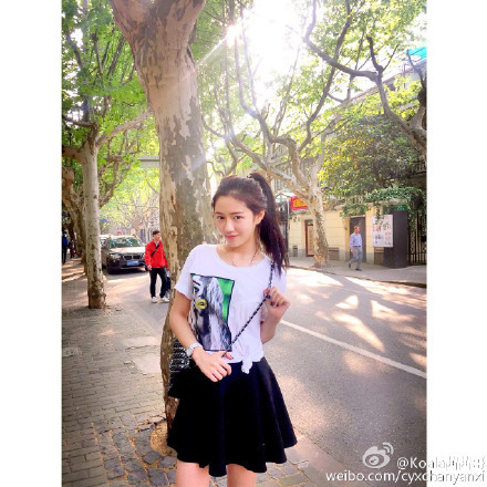 Vẻ đẹp của Diễm Thiến khiến nhiều người mê mệt vì cô không quá lộng lẫy, xa hoa như những hot girl hiện tại nhưng ở cô gái ngọc nữ 9X lại toát lên thanh thoát, dịu dàng như bước từ trong tranh mà vẫn giữ nét kiêu sa, lạnh lùng đầy khí chất.