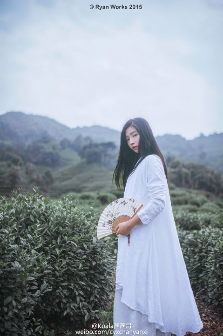 Không chỉ là một cô gái xinh đẹp mà Diễm Thiến còn chứng tỏ cho cư dân mạng thấy rằng cô còn là một tay đàn ghi-ta cự phách khi chính trên trang cá nhân của mình cô cũng đăng tải một số clip chính mình tự đệm hát rất chuyên nghiệp. Ảnh: Weibo.