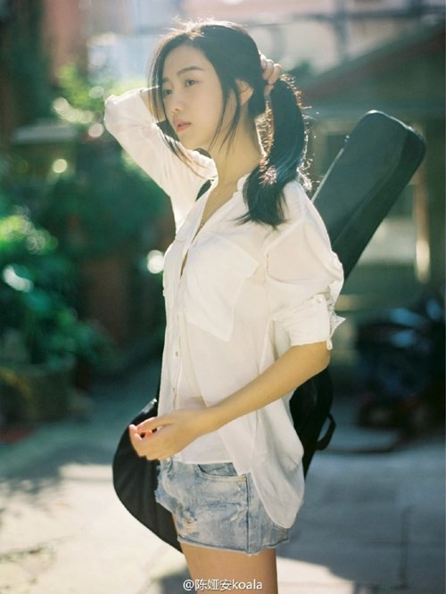 Sau nhiều ngày "mỏi mắt" tìm kiếm danh tính của hot girl cầm biển tại đại hội thể thao ở trường trung học Thạch Thất - Trung Quốc đã có kết quả. Cô gái đó có nickname là Koala Thiến Thiến hay còn có tên thật là Trần Diễm Thiến.