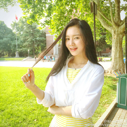 Diễm Thiến là cựu học sinh của trường trung học Thạch Thất và từng đạt danh hiệu hoa khôi của Học viện Hý kịch Thượng Hải.