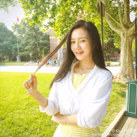 Diễm Thiến là cựu học sinh của trường trung học Thạch Thất và từng đạt danh hiệu hoa khôi của Học viện Hý kịch Thượng Hải.