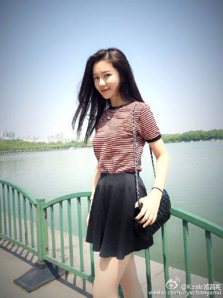 Điểm nổi bật của cô nàng sinh năm 1994 này là chiều cao 1m73, làn da trắng, mái tóc dài đen nhánh đậm chất Á Đông. Với vẻ đẹp của mình, cô gái xinh đẹp này được nhiều cư dân mạng gọi là "ngọc nữ"