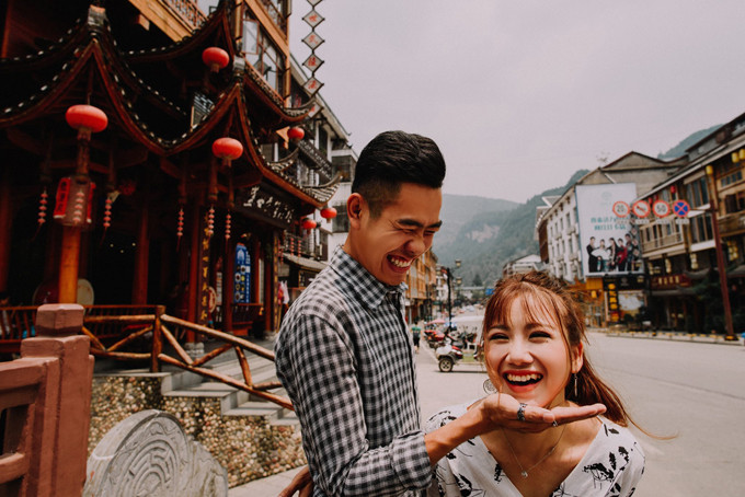 Được biết trước khi xác định đến đám cưới, cặp vợ chồng 9X đã có hai năm tìm hiểu đối phương. Nếu Thanh Vân ấn tượng với sự chín chắn, chững chạc của người chồng hơn mình một tuổi thì Quang Huy bị nửa kia thu hút bởi chiếc mũi cao.