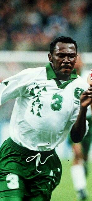 Al Khilaiwi có pha cài bóng cản trở pha bứt tốc của Lizarazu và nhận chiếc thẻ đỏ trực tiếp của trọng tài và đội Ả Rập Xê-út đã thất bại chung cuộc với tỷ số 0-4 trước chủ nhà Pháp.