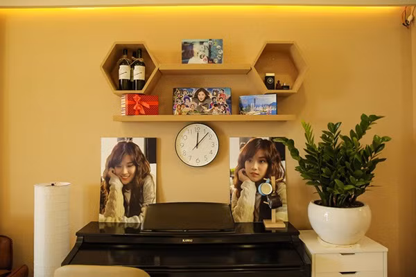 Chưa dừng lại ở đó, Hoàng Yến Chibi tiếp tục sắm một căn nhà tiền tỷ khác tại trung tâm TP HCM. Bên cạnh đó, cô nàng ca sĩ dễ thương này tiết lộ đã mua xế hộp để thuận tiện cho việc đi lại, khiến các bạn trẻ thực sự khâm phục.