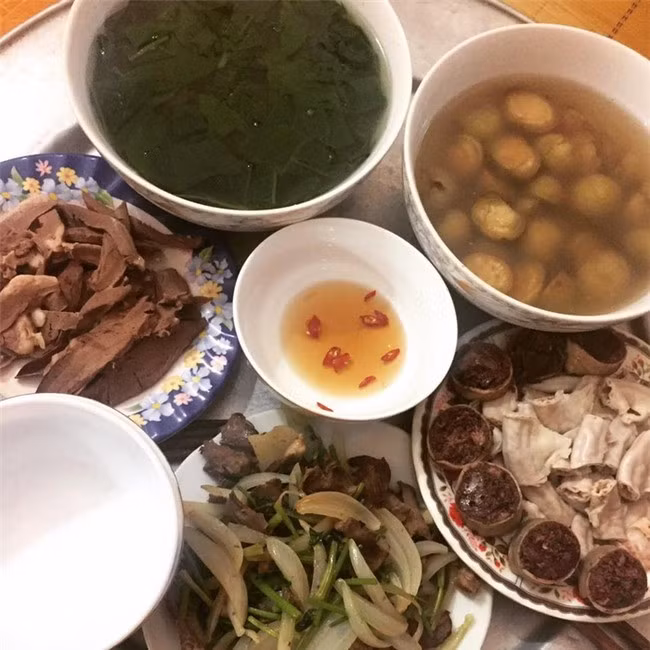 Bữa cơm do "người chồng quốc dân" vừa bị vợ "tố cáo" là làm tranh hết việc nhà được cộng đồng mạng hết sức ngưỡng mộ.