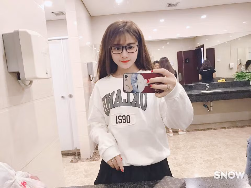 Dân tình cho rằng khi vào phòng thí nghiệm thì phải tuân thủ nội quy chung: không thả tóc, không sơn móng tay, ăn mặc gọn gàng. Nhiều người nghĩ nữ sinh chỉ đang diễn sâu chứ không phải là sinh viên ngành Y Dược vì nếu là người trong ngành sẽ không mắc phải những lỗi cơ bản này.