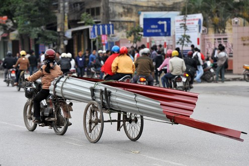 Những xe chở tôn không được che chắn vẫn ngang nhiên tung hoành trên các con phố đông người.