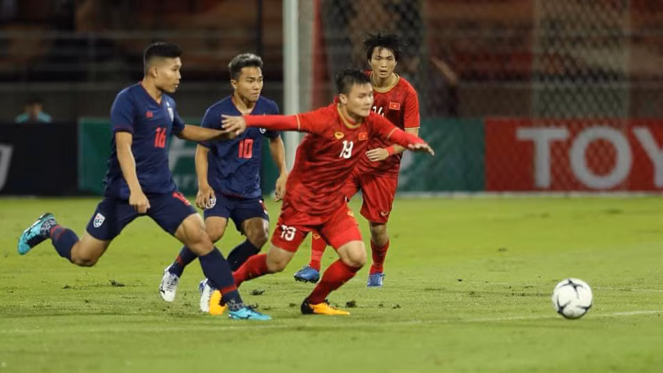 Doi tuyen Viet Nam dau Thai Lan: Van nuoc dang len, hao khi dang manh