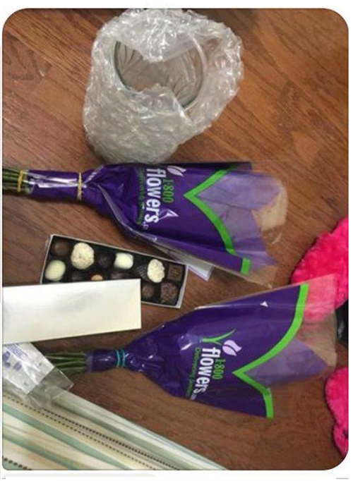 Biết vợ "ẩu" nên anh chồng tặng hoa không quên mua luôn lọ.