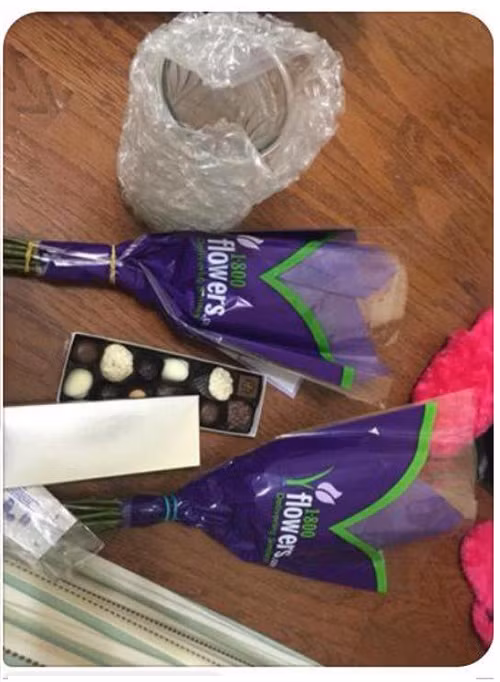 Biết vợ "ẩu" nên anh chồng tặng hoa không quên mua luôn lọ.