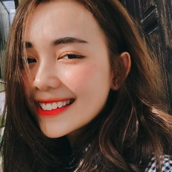 Nữ sinh viên ĐH Kinh tế Quốc dân gây ấn tượng với cộng đồng mạng bằng nụ cười tỏa nắng giữa trời đông nói trên đó là Nguyễn Quỳnh Chi sinh năm 1999 sinh ra và lớn lên tại Vinh (Nghệ An). Cô nàng này từng gây ấn tượng khi giành giải nhất trong cuộc thi ảnh online của Trường THPT Huỳnh Thúc Kháng (Vinh).