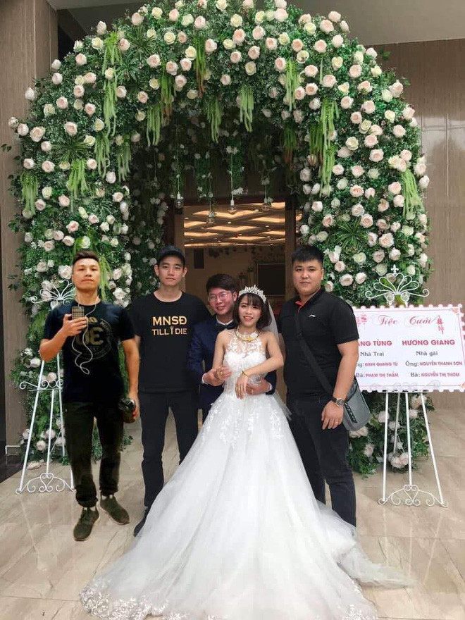 Khi lỡ không dự được đám cưới đưa bạn thân nhưng vẫn muốn có ảnh check-in thì Photoshop sẽ là công cụ cứu cánh.