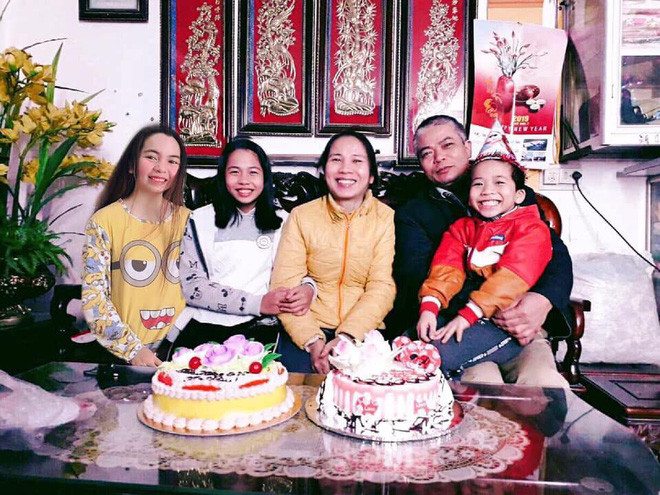 Khi bạn ở xa nhưng vẫn muốn về dự sinh nhật bố mẹ thì chỉ còn cách nhờ Photoshop "trợ lực".