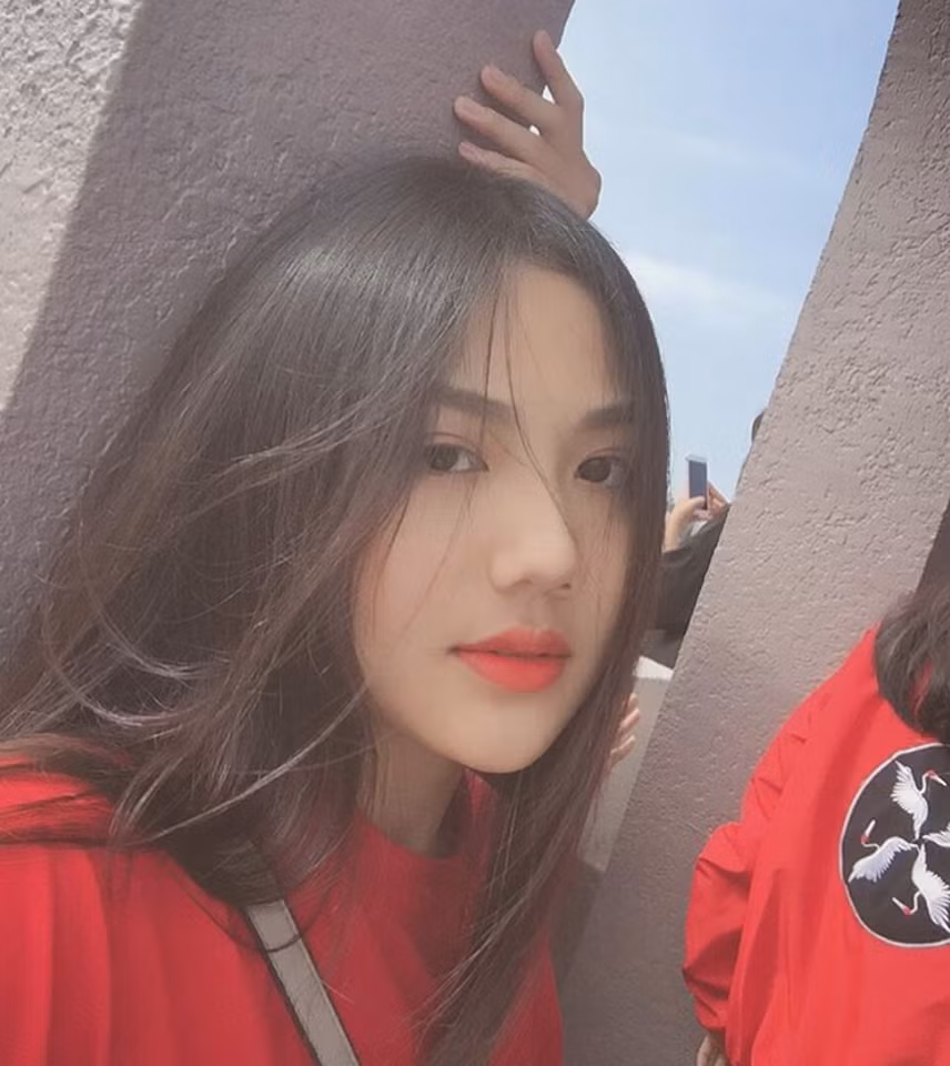 Chưa hết Triệu Vy đang học cùng trường cấp 3 với Võ Ngọc Trân, nữ sinh sinh năm 2001 được dân mạng biết đến nhờ loạt ảnh sở hữu vòng 1 đẫy đà cách đây chưa lâu. Cũng bởi vậy, nhiều người cũng so sánh nhan sắc 2 mỹ nữ này với nhau.