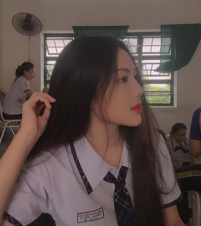 Gương mặt với đường nét lạ của Triệu Vy cũng bị đồn đoán rằng đã qua phẫu thuật thẩm mỹ, lạm dụng phương pháp tiêm filler khi mới 16 tuổi, cách tạo dáng quá gợi cảm không phù hợp với lứa tuổi.