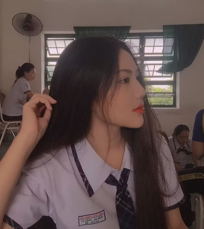 Gương mặt với đường nét lạ của Triệu Vy cũng bị đồn đoán rằng đã qua phẫu thuật thẩm mỹ, lạm dụng phương pháp tiêm filler khi mới 16 tuổi, cách tạo dáng quá gợi cảm không phù hợp với lứa tuổi.