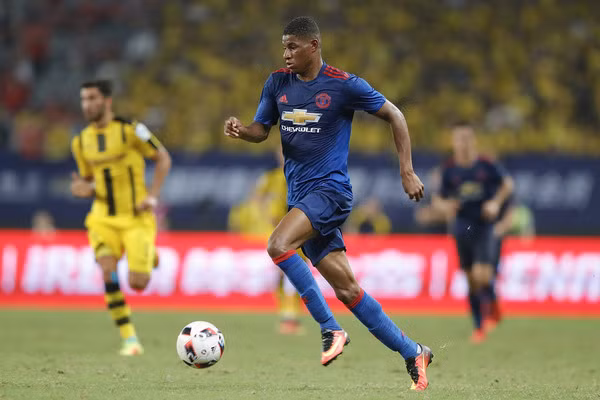 Chuyển nhượng bóng đá từ Daily Mail, tiền đạo Marcus Rashford của MU đang rộng đường đến Dortmund thi đấu nhất.