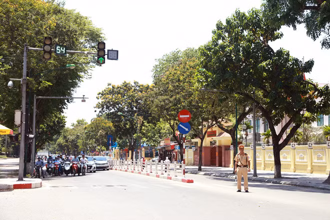 Ngay sau khi những hình ảnh này được đăng tải và chia sẻ rộng rãi trên mạng xã hội, chúng đã được rất nhiều sự quan tâm từ phía người xem, kèm theo đó là những lời khen tặng dành cho những chiến sĩ công an giao thông.