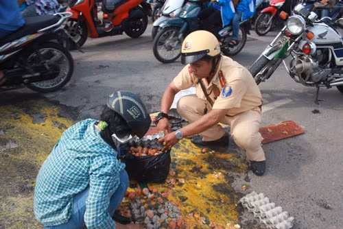 Ngoài việc điều khiển giao thông, thì các chiến sĩ công an cũng thường xuyên có những hành động ghi điểm trong mắt người dân.