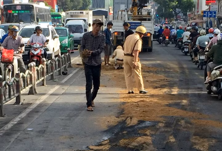 Trước đó, đã từng có rất nhiều tấm gương các chiến sĩ cảnh sát giao thông giúp đỡ người dân trên đường khiến người người cảm phục.