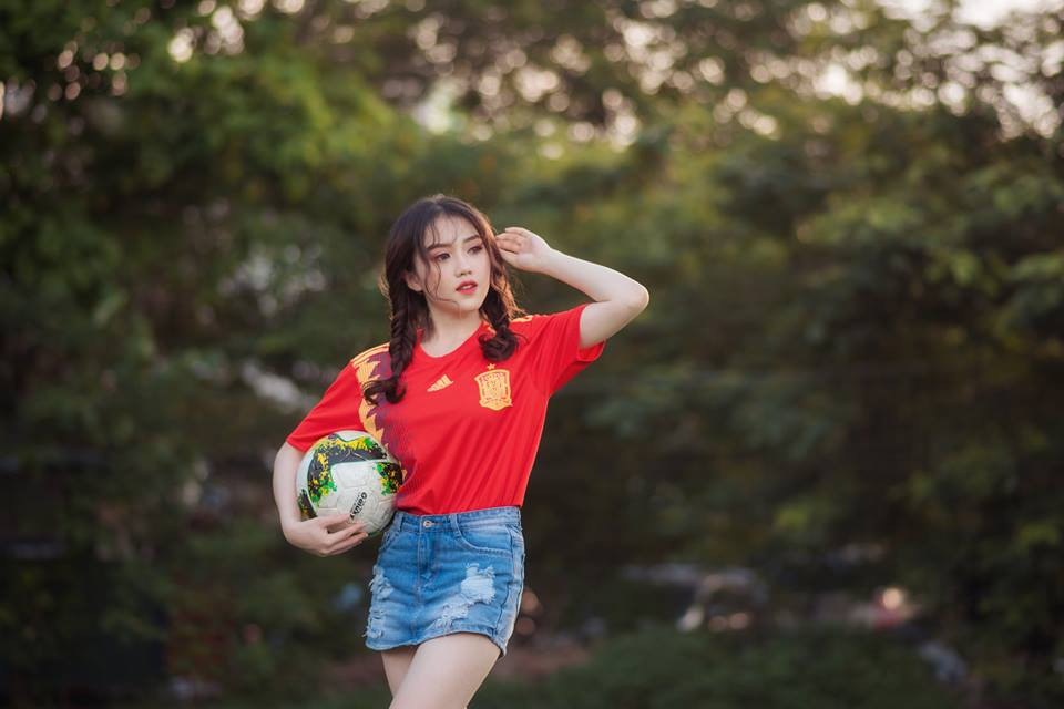 Chia sẻ với PV Kiến Thức về hành trình tìm đến tình yêu với ĐT Tây Ban Nha, Thùy Dung cho biết: "Em bắt đầu chú ý tới bóng đá từ năm 2008. Ban đầu tình yêu với "Bò tót" Tây Ban Nha của em thông qua yêu thủ thành Iker Casillas. Nhưng sau đó, theo dõi một thời gian dài e bị cuốn hút bởi lối đá hoa mỹ của cầu thủ đội tuyển này tại các giải đấu như Euro hay World Cup".