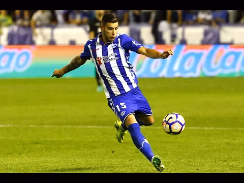Theo Hernández hé lộ điểm đến: Không nói thẳng, nhưng những lời phát biểu về chuyện chuyển nhượng bóng đá của ngôi sao đang chơi cho Deportivo Alaves mùa này, Theo Hernandez dường như đã ngầm xác nhận việc anh chuyển tới Real Madrid: "Tôi cảm ơn Alaves, CLB đã giúp tôi phát triển, giúp tôi có cơ hội chuyển tới một CLB vĩ đại." Theo chính Marca, Real Madrid đã kích hoạt phí giải phóng 24 triệu euro và Theo Hernández đã hoàn tất các cuộc kiểm tra y tế tại sân Bernabeu. Ảnh: Mirror