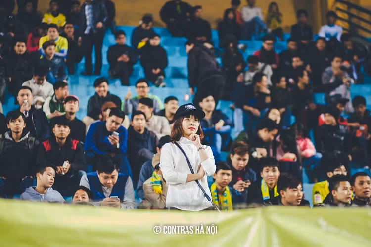 Ngoài việc đến sân xem các cầu thủ thi đấu thì những bóng hồng cũng thu hút rất nhiều khán giả.