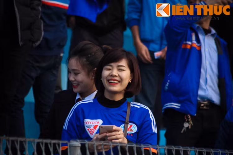 Những màn cổ vũ vô cùng điêu luyện được dàn hot girl Quảng Ninh liên tục thể hiện trong suốt trận đấu. Nếu chú ý theo dõi, gần như 90 phút của trận đấu họ không hề ngồi.