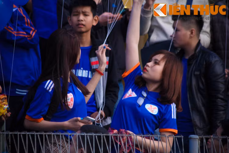 Trước giờ bóng lăn, các nữ CĐV xinh đẹp đất than tất bật chuẩn bị công tác hậu cần như treo băng rôn, kết bóng bay.