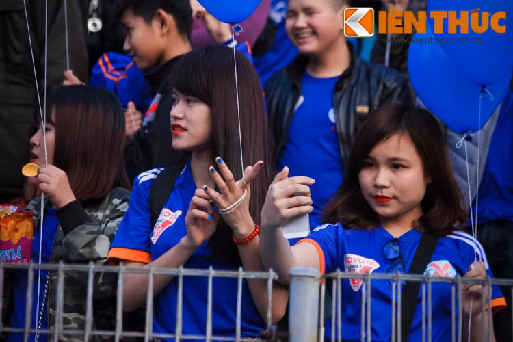 Những cô gái xinh đẹp của CLB Than Quảng Ninh là tâm điểm của mọi sự chú ý trên sân từ cánh phóng viên đến NHM của đội bạn.