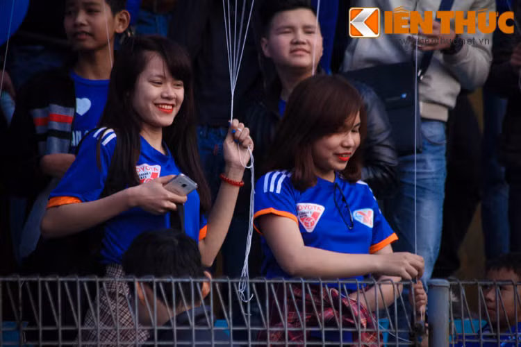 CLB Than Quảng Ninh nổi tiếng sở hữu những bóng hồng xinh đẹp nhất nhì V.League. Những cô gái xinh đẹp đất Mỏ mang đến cho bóng đá không chỉ là sắc đẹp mà còn cả sự nhiệt huyết mà máu lửa trên khán đài.