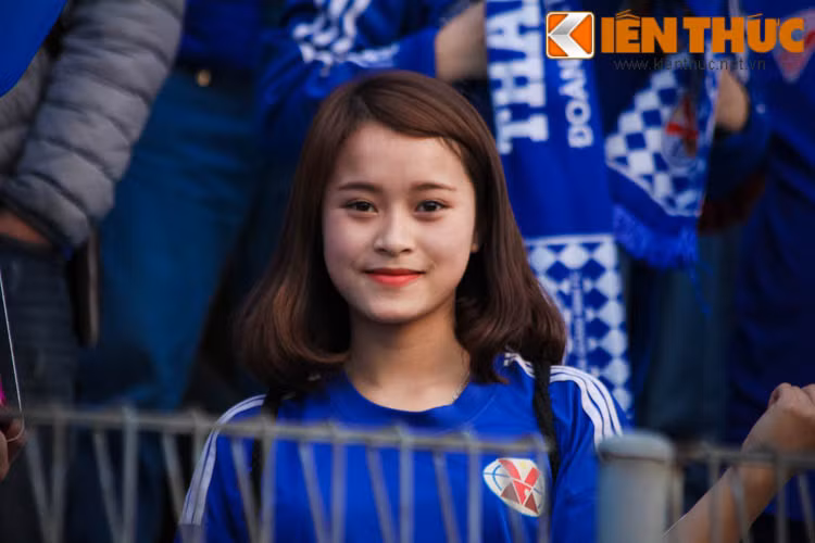 Theo cô nàng xinh đẹp có nickname Mun Tây (SN 1998) chia sẻ: "Em đến với hội CĐV bằng tình yêu bóng đá và đặc biệt là với đội bóng quê hương. Nên khi có bất cứ trận đấu nào ở phía Bắc em đều cố gắng thu xếp để cùng các anh chị lớn đi tiếp lửa cho các cầu thủ không chỉ ở sân nhà Cẩm Phả mà còn cả sân khách".