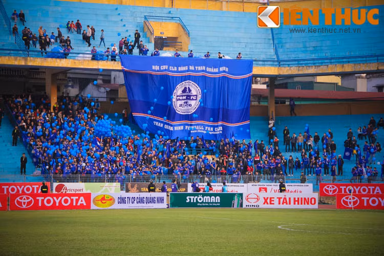 Cuối tuần vừa qua, vòng 2 V.League 2016 chứng kiến trận đại chiến giữa hai đối thủ không đội trời chung là Hà Nội T&amp;T và Than Quảng Ninh. Ngoài vấn đề chuyên môn của trận đấu, NHM còn "soi" đến những bóng hồng của cả hai đội mà đặc biệt là dàn hot girl đất Mỏ.