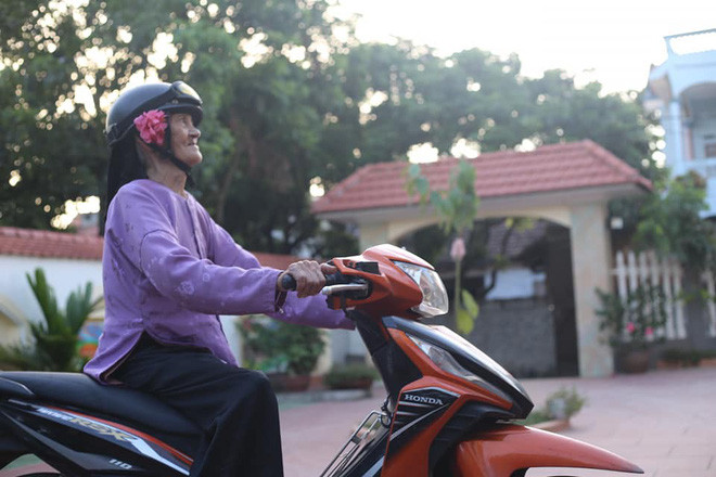 Đa phần các dân mạng đều rất thích thú với những hình ảnh vô cùng trẻ trung của cụ bà và không ngừng chia sẻ bộ ảnh này.