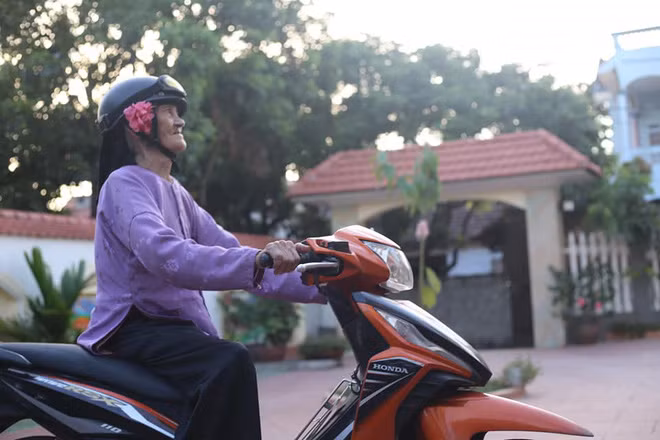 Đa phần các dân mạng đều rất thích thú với những hình ảnh vô cùng trẻ trung của cụ bà và không ngừng chia sẻ bộ ảnh này.