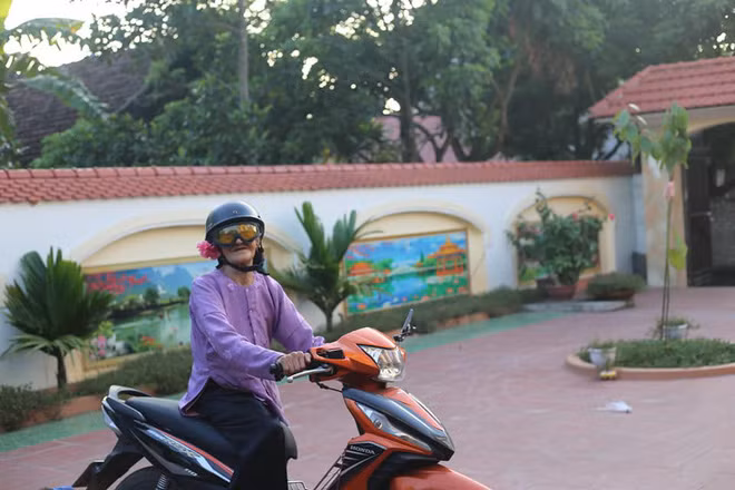 Bộ ảnh chụp ngay sân nhà của một bà cụ đã nhận về rất nhiều lời khen ngợi. Hầu hết mọi người đều tấm tắc trước cách tạo dáng tự nhiên và thần thái rất biết cách ngầu của cụ khi lên hình.