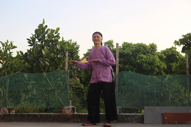 Số khác cho rằng những bức ảnh đều do các cháu đạo diễn cho cụ. Tuy vậy, cách hóa thân để lên ảnh của cụ già 93 tuổi thật xứng đáng để học hỏi.